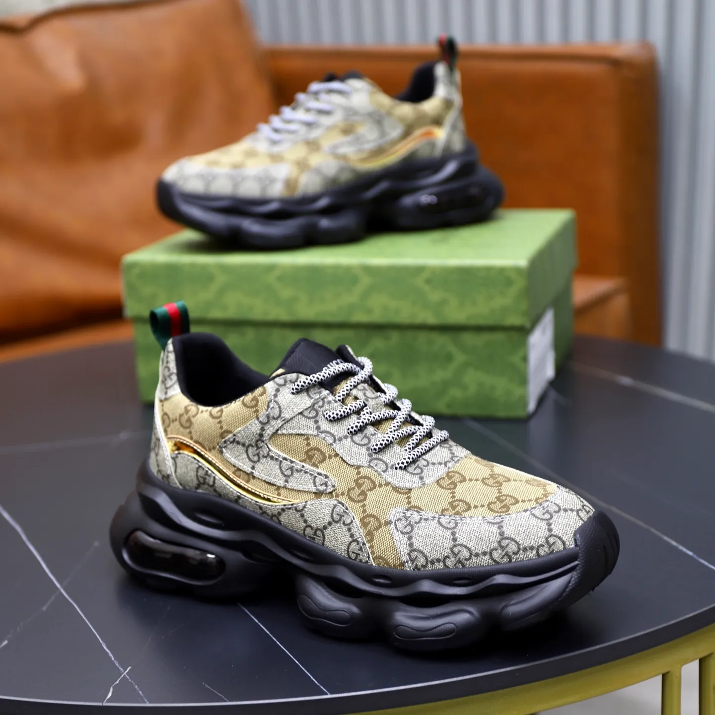 Ex-factory price: 462💰🙅‍♂️🙅‍♂️🙅‍♂️ Brand: Gucci GUCCi Standard code: 38-44 (45 customized) Grade: Same as the official website Material: Original cowhide material spliced with brand cloth Comfortable and breathable lining Lightweight and wear-resistant sports outsole Style category: Men's fashion casual shoes Running sports shoes Distinguished luxury brand elements Top luxury color: actual picture color
